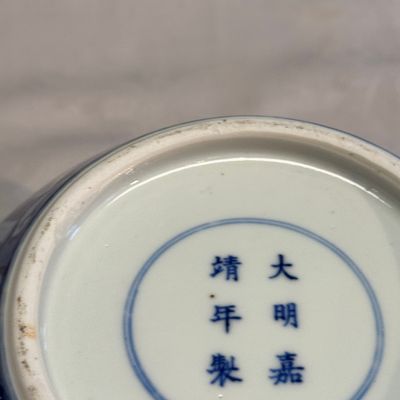 A pair of Chinese blue and white 'Dragon' jars and covers — photo 52