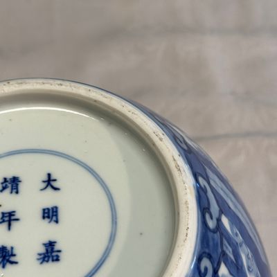 A pair of Chinese blue and white 'Dragon' jars and covers — photo 53