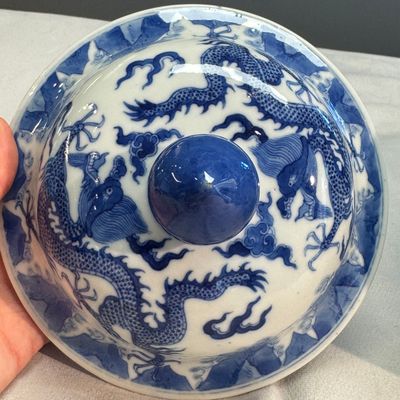 A pair of Chinese blue and white 'Dragon' jars and covers — photo 57