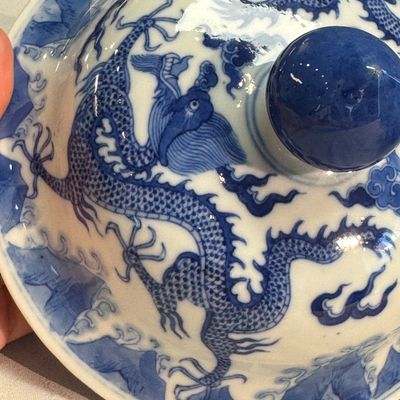 A pair of Chinese blue and white 'Dragon' jars and covers — photo 58