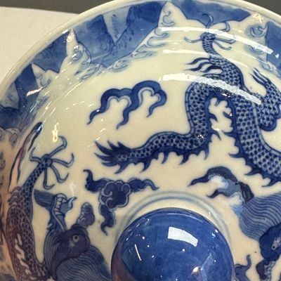 A pair of Chinese blue and white 'Dragon' jars and covers — photo 59