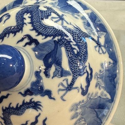 A pair of Chinese blue and white 'Dragon' jars and covers — photo 60