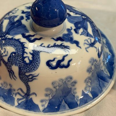 A pair of Chinese blue and white 'Dragon' jars and covers — photo 61