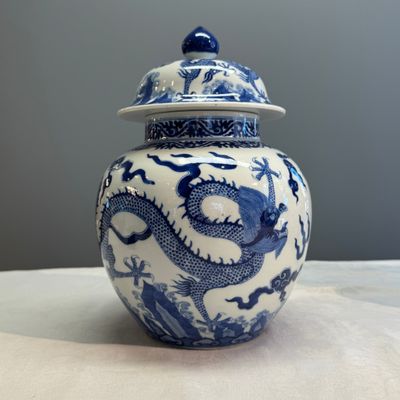 A pair of Chinese blue and white 'Dragon' jars and covers — photo 2