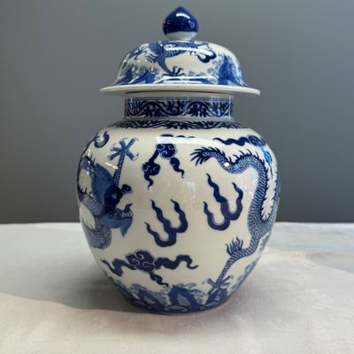 A pair of Chinese blue and white 'Dragon' jars and covers — photo 3