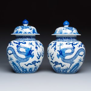 A pair of Chinese blue and white 'Dragon' jars and covers — photo 4