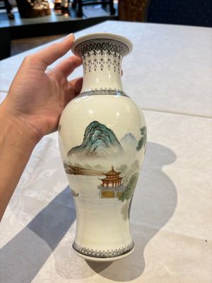 31 Chinese famille rose vases, Qianlong and Jingdezhen marks, 20th C. — 照片 1