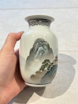 31 Chinese famille rose vases, Qianlong and Jingdezhen marks, 20th C. — 照片 110