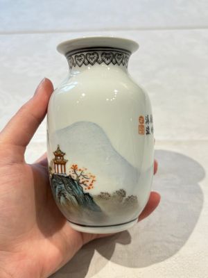 31 Chinese famille rose vases, Qianlong and Jingdezhen marks, 20th C. — 照片 111