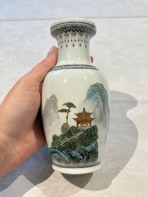31 Chinese famille rose vases, Qianlong and Jingdezhen marks, 20th C. — 照片 128