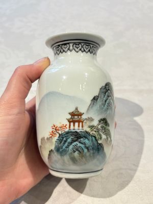 31 Chinese famille rose vases, Qianlong and Jingdezhen marks, 20th C. — 照片 134