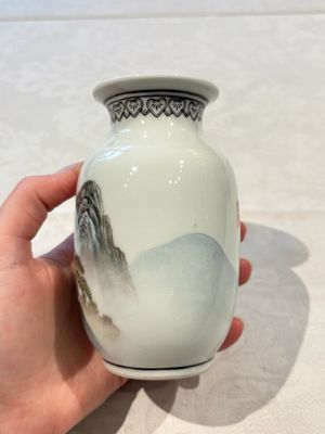 31 Chinese famille rose vases, Qianlong and Jingdezhen marks, 20th C. — 照片 135