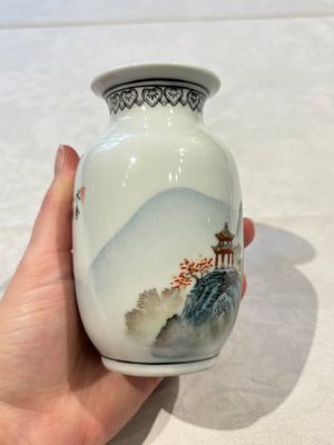 31 Chinese famille rose vases, Qianlong and Jingdezhen marks, 20th C. — 照片 137