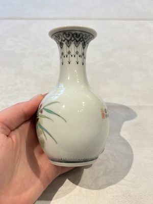 31 Chinese famille rose vases, Qianlong and Jingdezhen marks, 20th C. — 照片 147