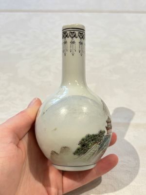 31 Chinese famille rose vases, Qianlong and Jingdezhen marks, 20th C. — 照片 161