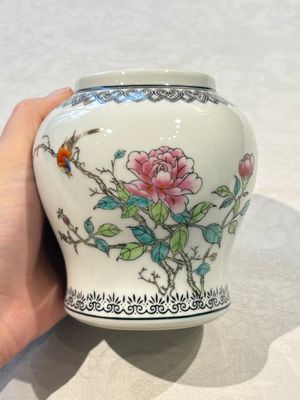31 Chinese famille rose vases, Qianlong and Jingdezhen marks, 20th C. — 照片 177
