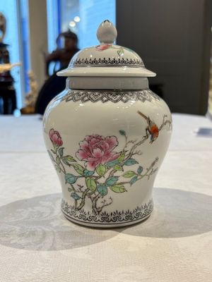 31 Chinese famille rose vases, Qianlong and Jingdezhen marks, 20th C. — 照片 185