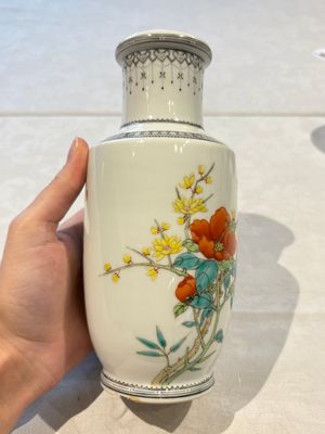 31 Chinese famille rose vases, Qianlong and Jingdezhen marks, 20th C. — 照片 34
