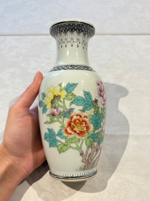 31 Chinese famille rose vases, Qianlong and Jingdezhen marks, 20th C. — 照片 49