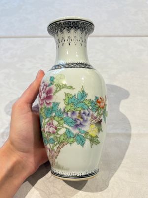 31 Chinese famille rose vases, Qianlong and Jingdezhen marks, 20th C. — 照片 50
