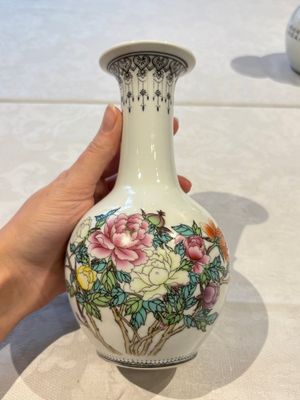 31 Chinese famille rose vases, Qianlong and Jingdezhen marks, 20th C. — 照片 61