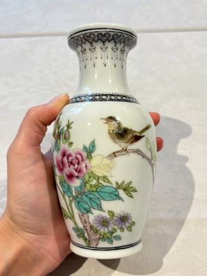 31 Chinese famille rose vases, Qianlong and Jingdezhen marks, 20th C. — 照片 80