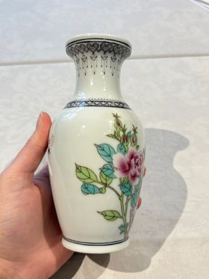 31 Chinese famille rose vases, Qianlong and Jingdezhen marks, 20th C. — 照片 83