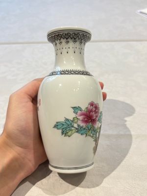31 Chinese famille rose vases, Qianlong and Jingdezhen marks, 20th C. — 照片 95