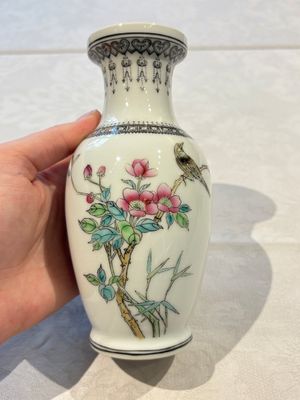 31 Chinese famille rose vases, Qianlong and Jingdezhen marks, 20th C. — 照片 98