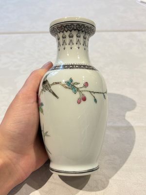 31 Chinese famille rose vases, Qianlong and Jingdezhen marks, 20th C. — 照片 99