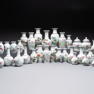31 Chinese famille rose vases, Qianlong and Jingdezhen marks, 20th C. — 照片 1