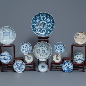 35 pièces en porcelaine de Chine bleu et blanc d'épaves divers, Ming et après — photo 2