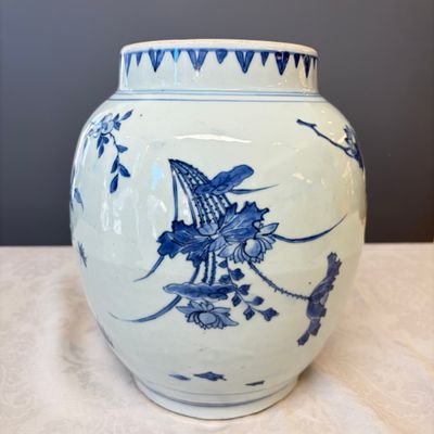 A Chinese blue and white vase with floral design and a later wooden cover — photo 2
