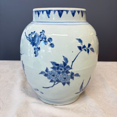 A Chinese blue and white vase with floral design and a later wooden cover — photo 3