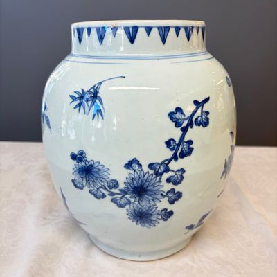 A Chinese blue and white vase with floral design and a later wooden cover — photo 4