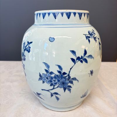 A Chinese blue and white vase with floral design and a later wooden cover — photo 5