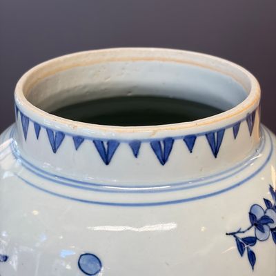 A Chinese blue and white vase with floral design and a later wooden cover — photo 6