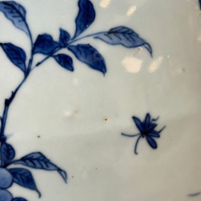 A Chinese blue and white vase with floral design and a later wooden cover — photo 7