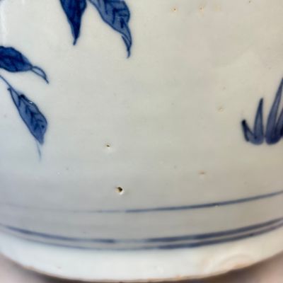 A Chinese blue and white vase with floral design and a later wooden cover — photo 8