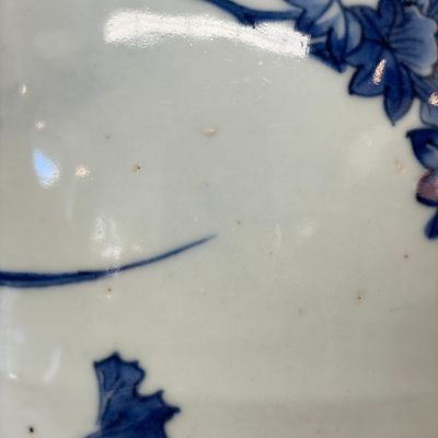 A Chinese blue and white vase with floral design and a later wooden cover — photo 9