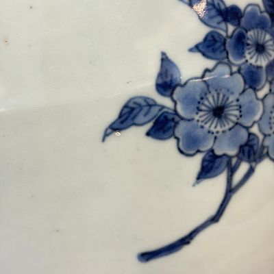 A Chinese blue and white vase with floral design and a later wooden cover — photo 10
