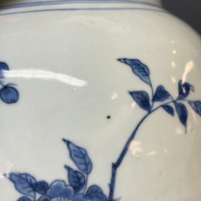 A Chinese blue and white vase with floral design and a later wooden cover — photo 11