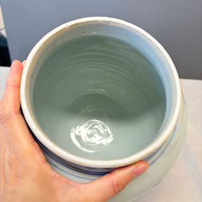 A Chinese blue and white vase with floral design and a later wooden cover — photo 12