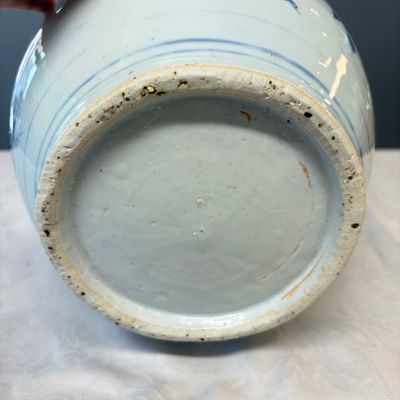 A Chinese blue and white vase with floral design and a later wooden cover — photo 13