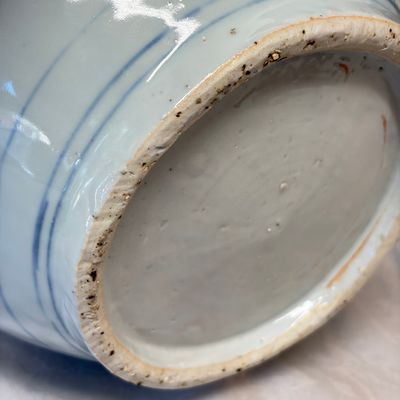 A Chinese blue and white vase with floral design and a later wooden cover — photo 14