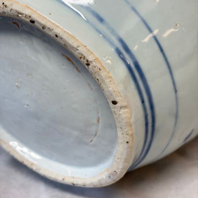 A Chinese blue and white vase with floral design and a later wooden cover — photo 15