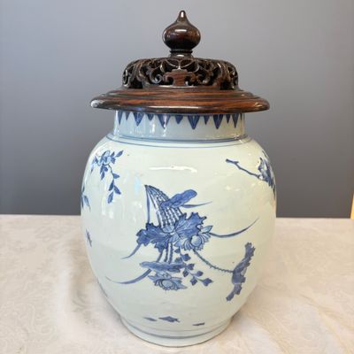 A Chinese blue and white vase with floral design and a later wooden cover — photo 1