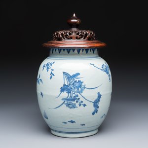 A Chinese blue and white vase with floral design and a later wooden cover — photo 1