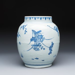 A Chinese blue and white vase with floral design and a later wooden cover — photo 2