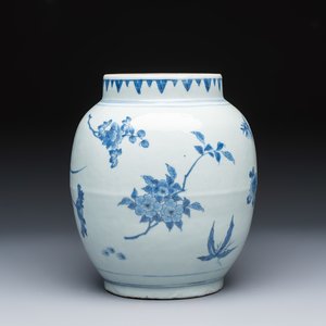 A Chinese blue and white vase with floral design and a later wooden cover — photo 3